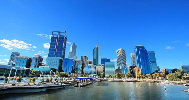 Stadshorizon met moderne gebouwen en waterkant.