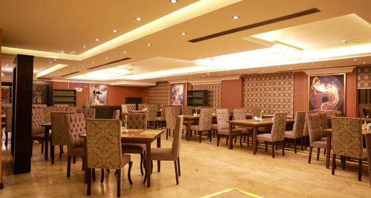 Hotelrestaurant met elegante inrichting en zitplaatsen.