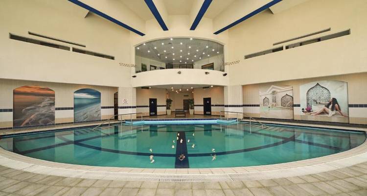 Binnenzwembad in een hotel met een koepelplafond.