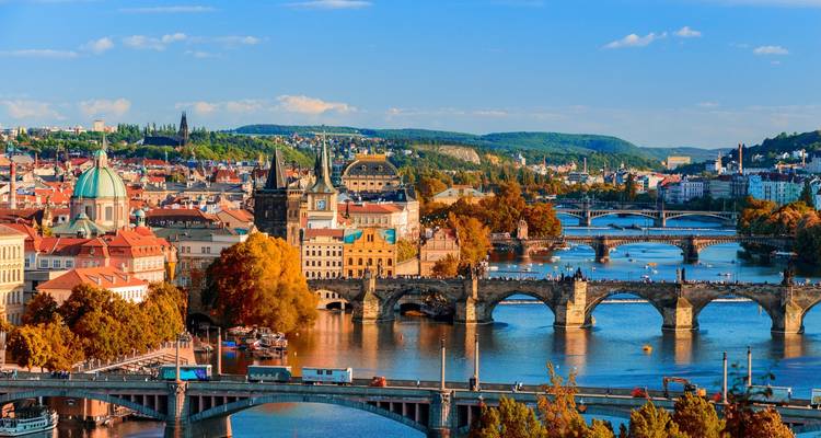 Vue aérienne d'une ville avec des ponts au-dessus d'une rivière.