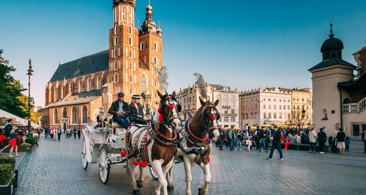 Place historique avec calèche et église.