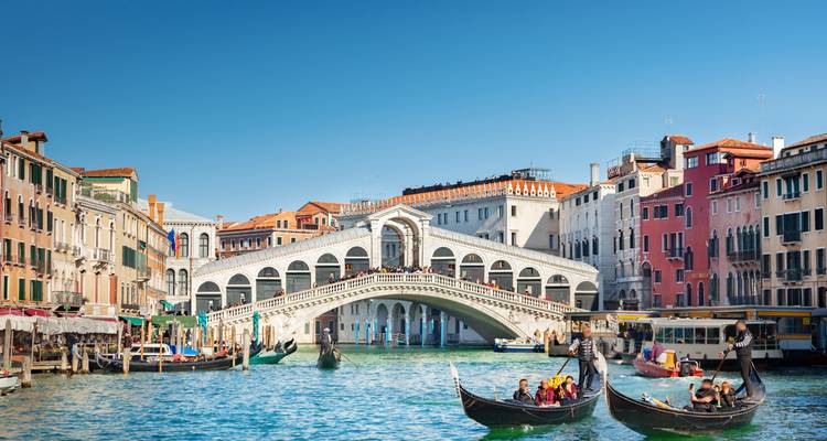 Gondeln auf dem Canal Grande mit der Rialtobrücke in Venedig.