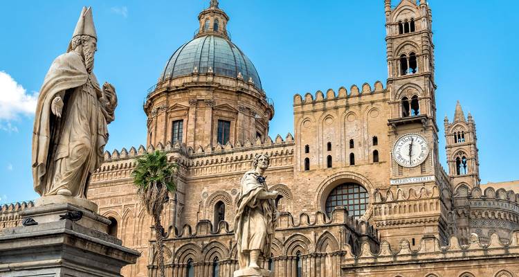 Façade ornée et dôme imposant de la Cathédrale de Palerme sous un ciel bleu.