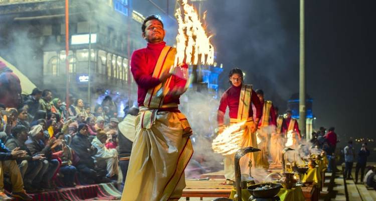 Traditionelle indische Feuerzeremonie mit Darstellern bei Nacht.