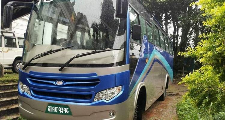 Ein geparkter Bus am Straßenrand.