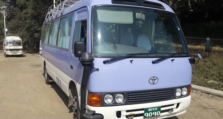 Ein lila Transporter parkte auf einer unbefestigten Straße.