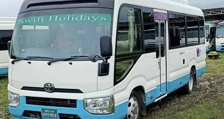 Ein Kleinbus geparkt mit "Swift Holidays" Beschriftung.