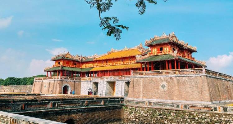 Keizerlijke Stadspoort in Hue met heldere blauwe luchten.