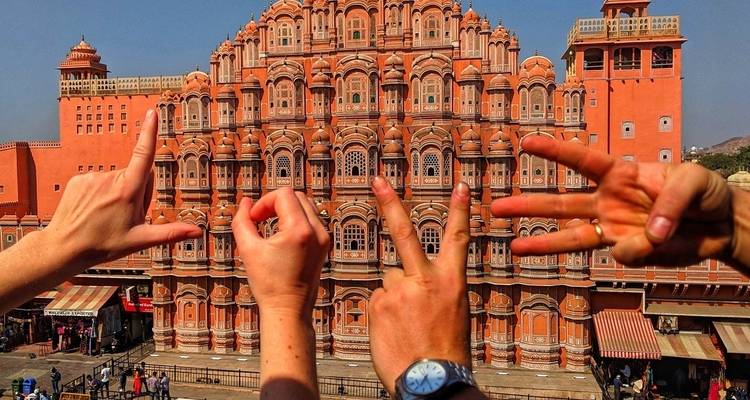 Hände, die eine Geste vor dem Hawa Mahal in Jaipur formen.