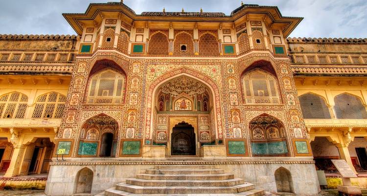 Architektonische Details des Eingangs zur Amber-Festung in Jaipur.