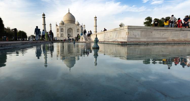 Taj Mahal mit Spiegelung in einem Wasserbecken.