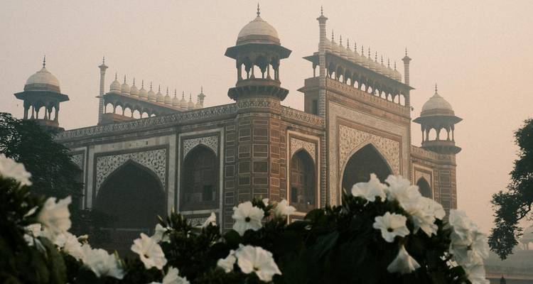 Architektonisches Tor, in Nebel gehüllt.