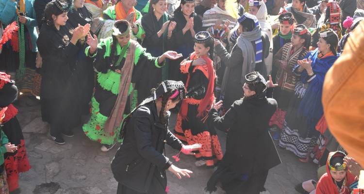 Traditionelles Tanzfest mit bunten Kostümen.