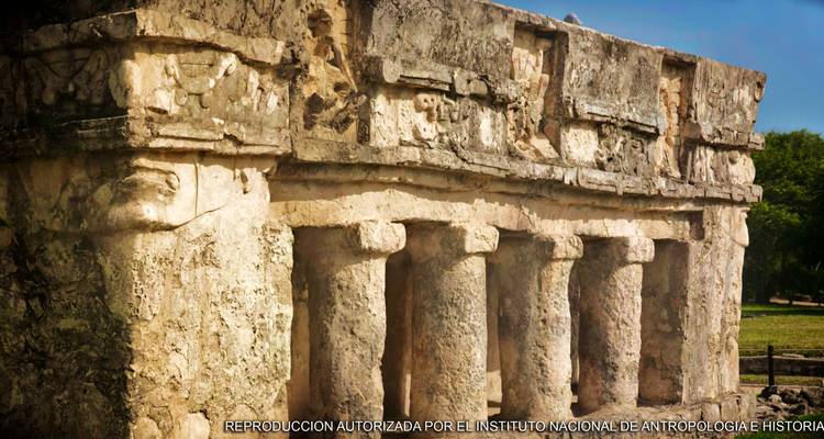 Oude stenen structuur met zuilen en archeologische details.