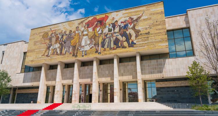 Bâtiment avec une grande fresque représentant des personnages historiques.