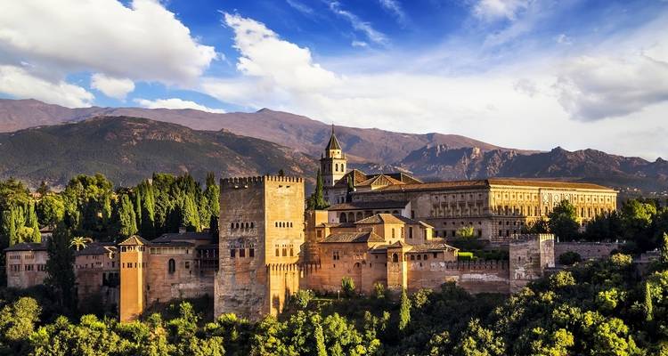 Une ancienne forteresse sur fond de montagnes escarpées.