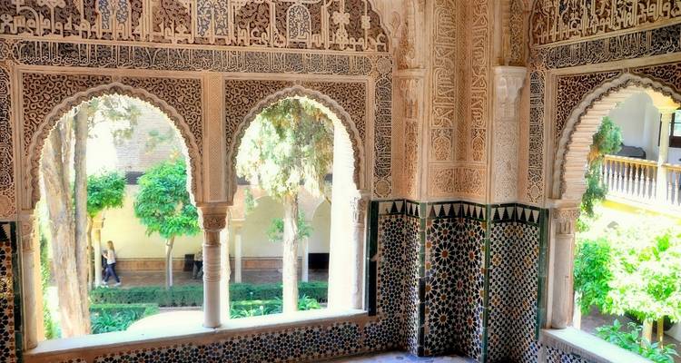 Intérieur décoratif avec arcades donnant sur un jardin.