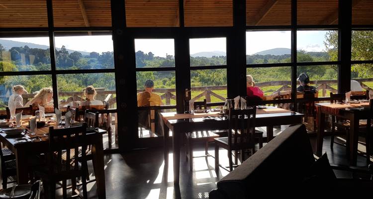 Essbereich mit malerischer Aussicht durch große Fenster.