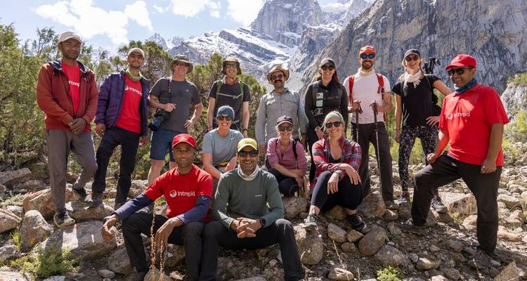 Portrait de groupe de randonneurs dans une région montagneuse.