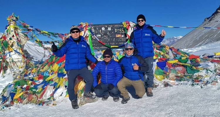 Gruppenfoto an einem Hochgebirgspass mit bunten Gebetsfahnen