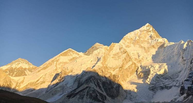 Sneeuwbedekte toppen onder een heldere hemel.