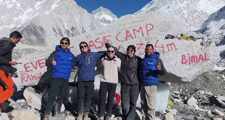 Groep bij de Everest Base Camp markering.