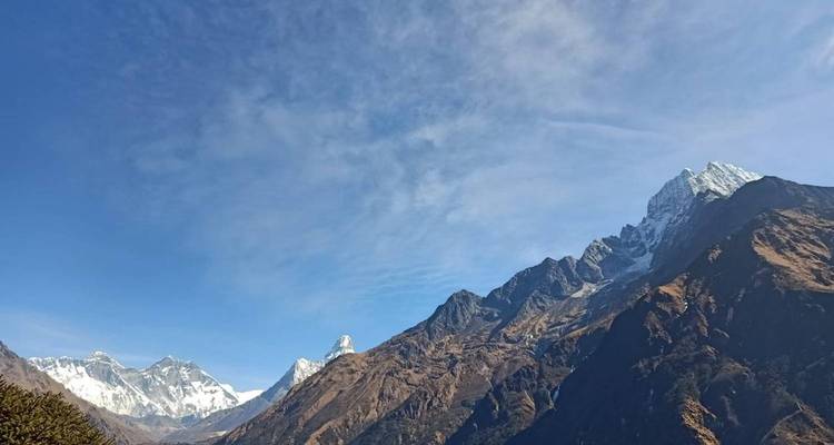 Majestueuze bergketen onder een heldere blauwe hemel.