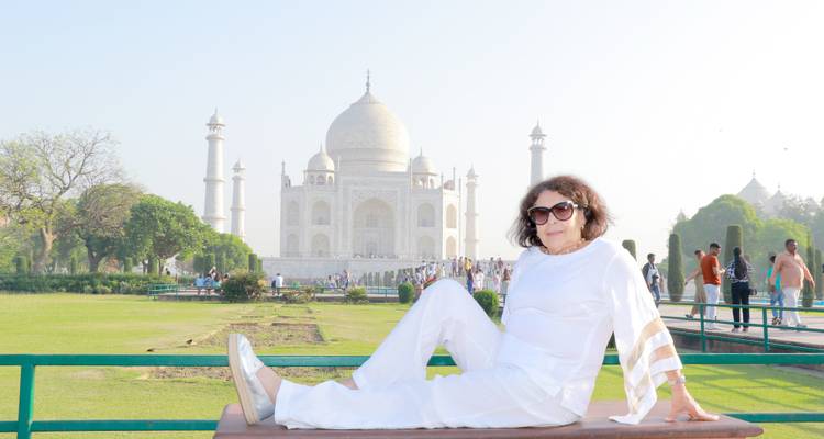 Une femme posant gracieusement devant le Taj Mahal.