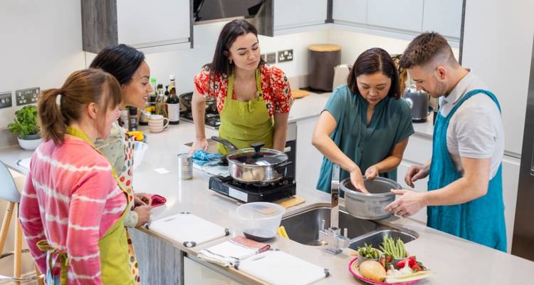 Participants à un cours de cuisine dans une cuisine moderne.