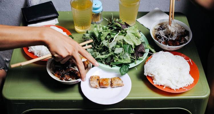 Traditionele Vietnamese maaltijd met rijstpapier rolletjes en noedels.