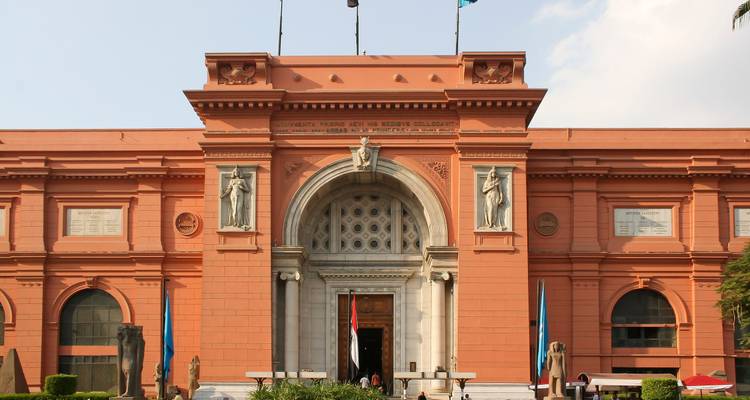 Das Gebäude des Ägyptischen Museums bei blauem Himmel.