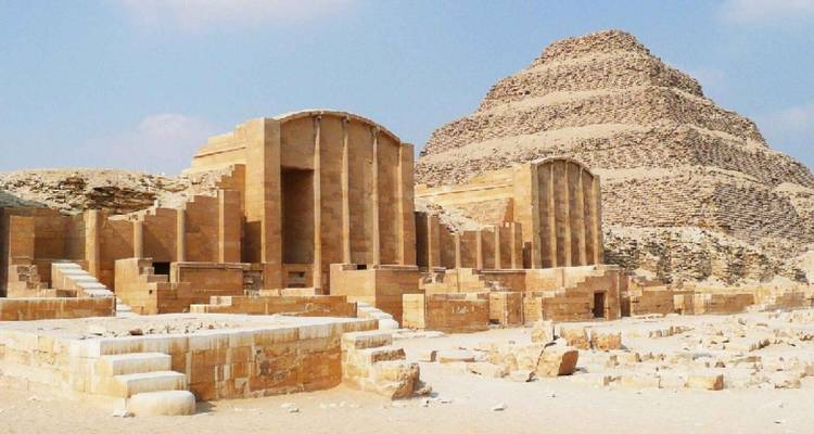 Die Stufenpyramide des Djoser in Sakkara unter klarem Himmel.