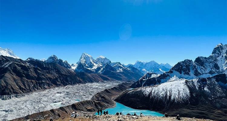 Vue panoramique de montagnes enneigées et d'une vallée glaciaire.