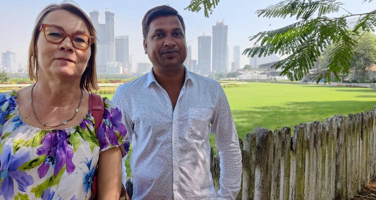 Zwei Menschen stehen vor einer Kulisse von Wolkenkratzern.