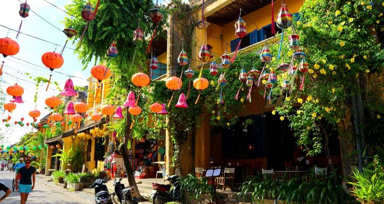 Straat versierd met kleurrijke lantaarns overdag.