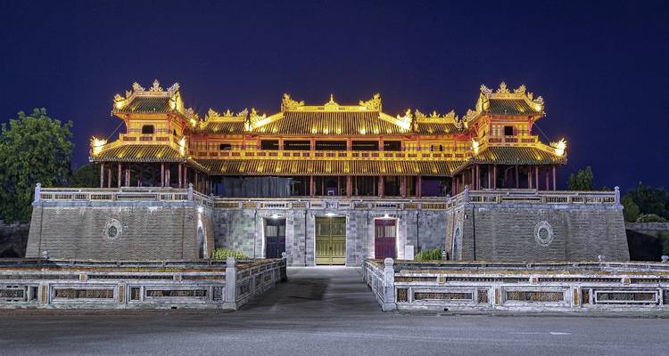 Nachtgezicht van een verlicht traditioneel paleis.