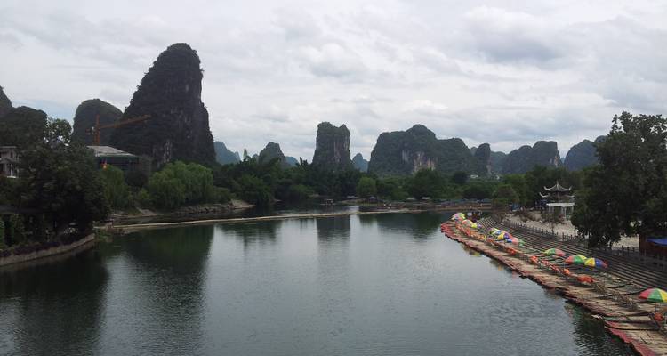 Río con grandes formaciones kársticas y plataformas flotantes.