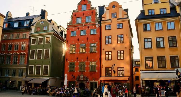 Fachadas históricas coloridas en la plaza Gamla Stan de Estocolmo bañadas por la cálida luz del sol