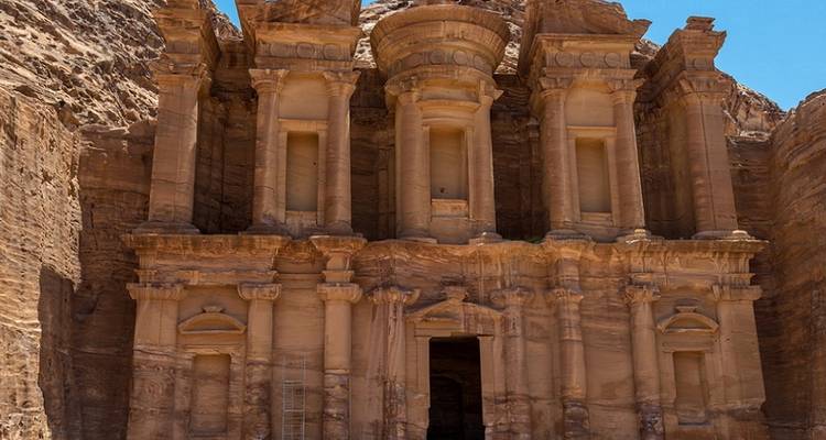 Grand monastère ancien taillé dans la paroi rocheuse.