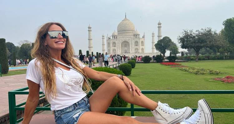 Personne posant devant le Taj Mahal.