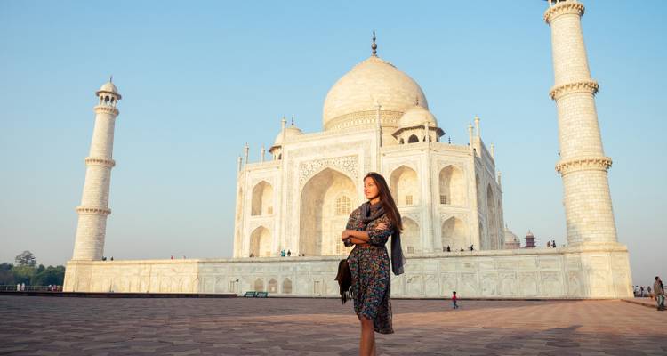 Une femme qui pose devant le Taj Mahal.