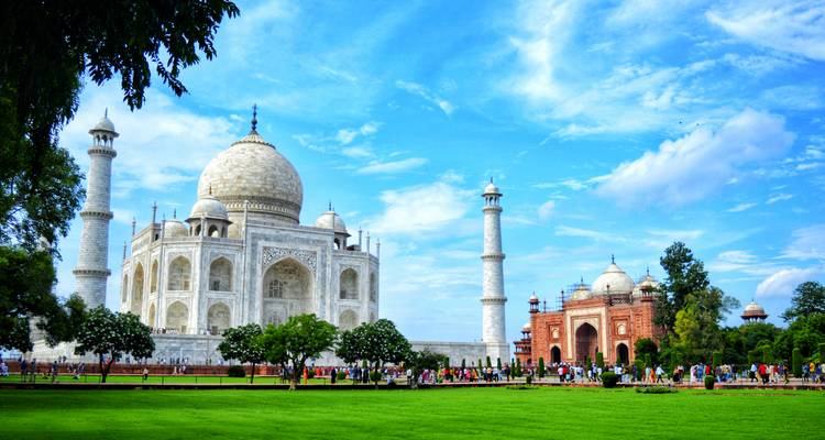 Le Taj Mahal et les jardins environnants par une journée ensoleillée.