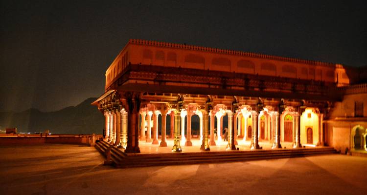Une structure magnifiquement éclairée la nuit.