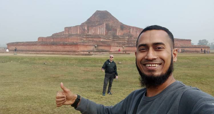 Selfie vor den Ruinen des buddhistischen Somapura Mahavihara, die sich über eine flache Ebene erstrecken.