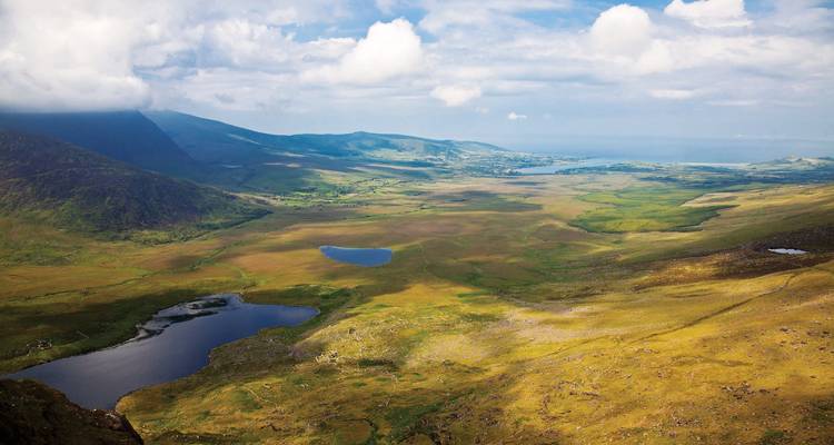 Paysage expansif avec montagnes, lacs et nuages