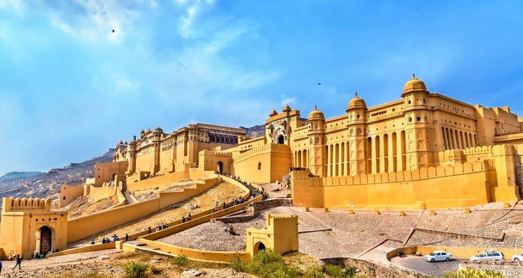 Amber Fort uitgestrekt onder een heldere blauwe hemel.