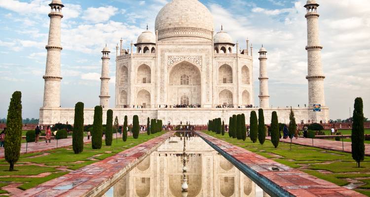 De Taj Mahal met zijn weerkaatsing in de watertuinen.