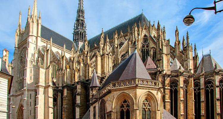 Cathédrale gothique au design complexe.