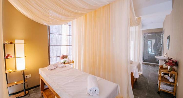 Spa behandelkamer met rustgevende inrichting.