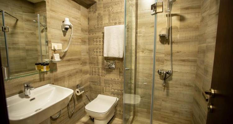 Moderne badkamer met douche en wastafel.